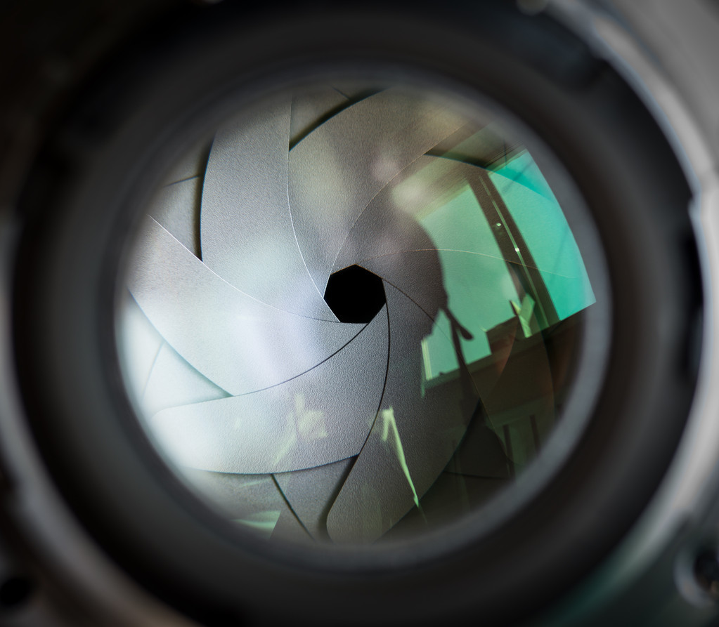 What are the influencing factors of lens depth of field?